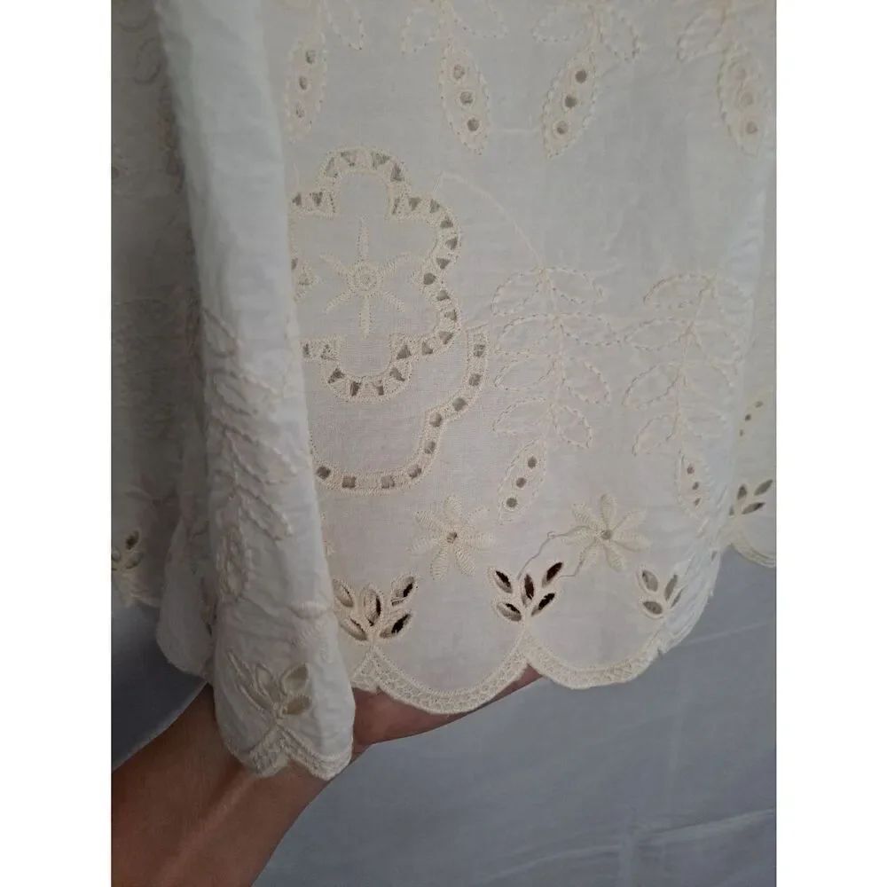 Elegant White Sleeveless Blouse - Picture 6 of 8